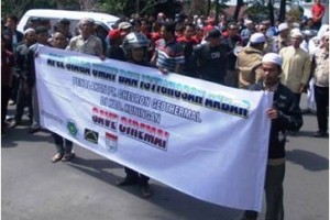 Ratusan massa unjuk rasa tolak cevron